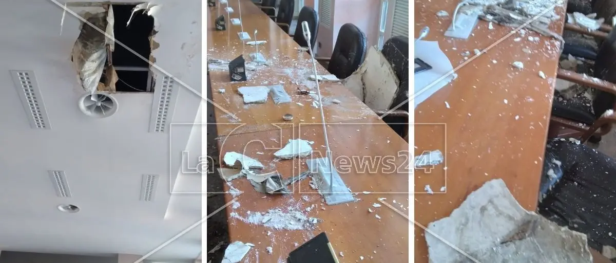Cosenza, crolla il controsoffitto dell’aula del Consiglio comunale: i lavori di restyling eseguiti pochi anni fa