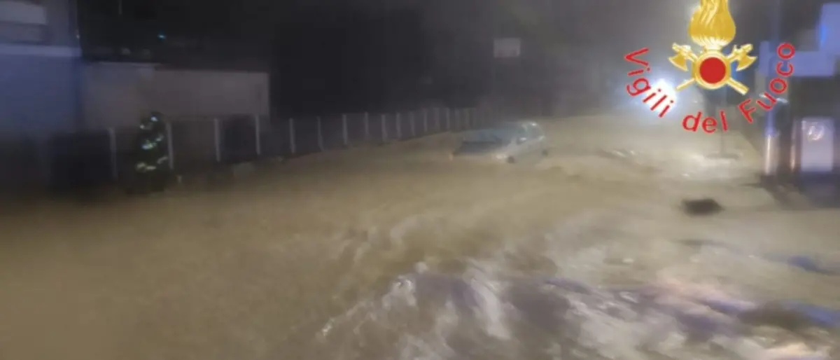 L’auto viene travolta dal torrente, giovane medico rischia di annegare a Catanzaro. Il padre: «Vivo per miracolo»