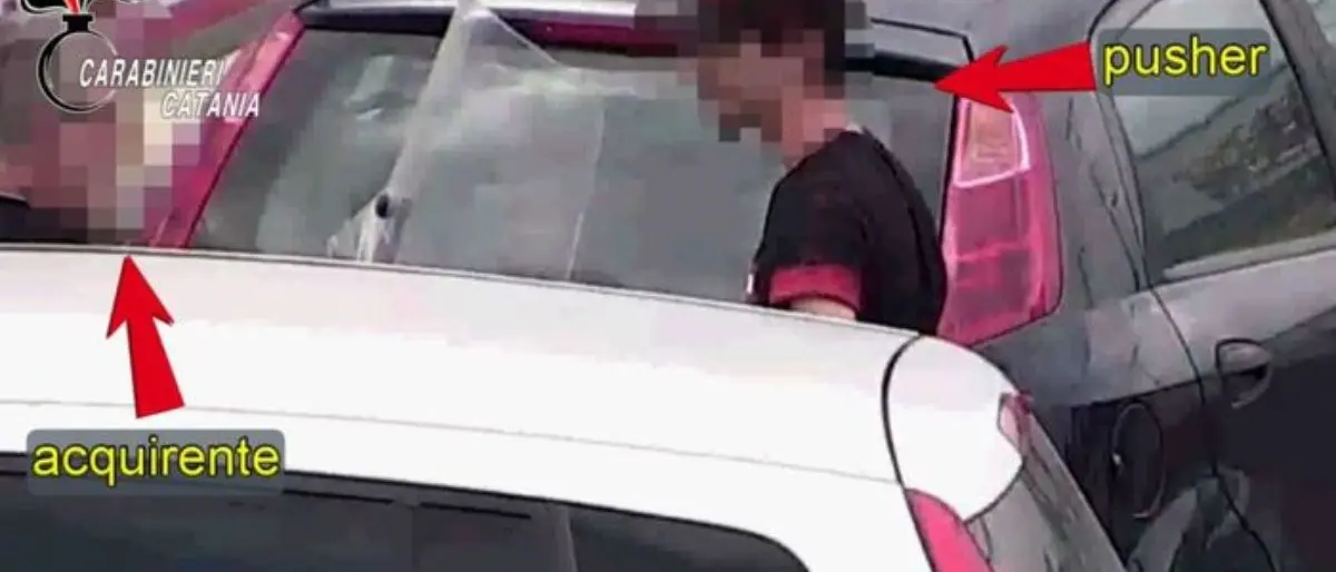 Tre dosi al prezzo di due, droga in sconto nel Catanese: 26 misure cautelari, blitz anche a Cosenza