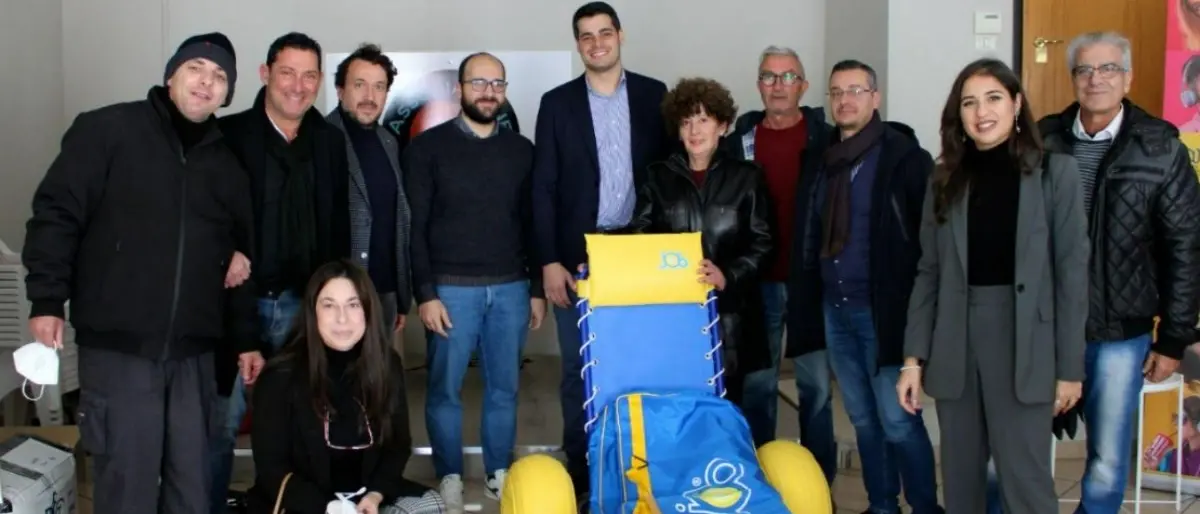 Politici e volontari donano una carrozzina speciale all’associazione Artgianfamiglia di Pizzo