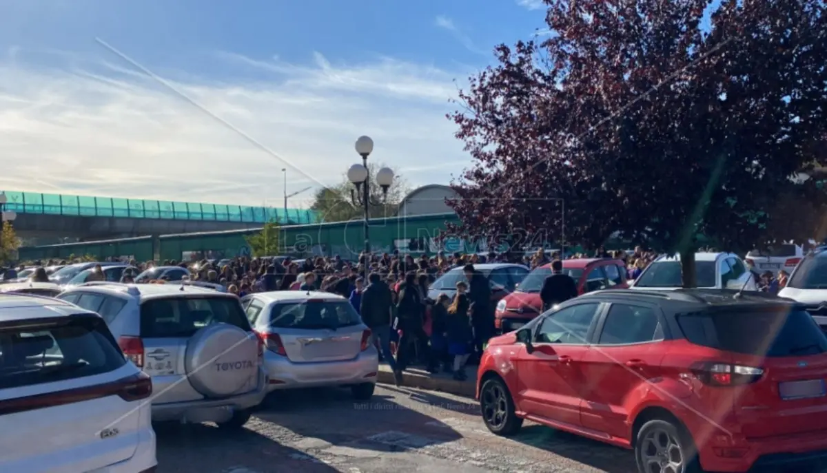 Allarme fuga di gas a Rende, evacuati più di 800 bambini della scuola elementare “Stancati”