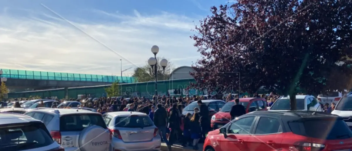 Allarme fuga di gas a Rende, evacuati più di 800 bambini della scuola elementare “Stancati”