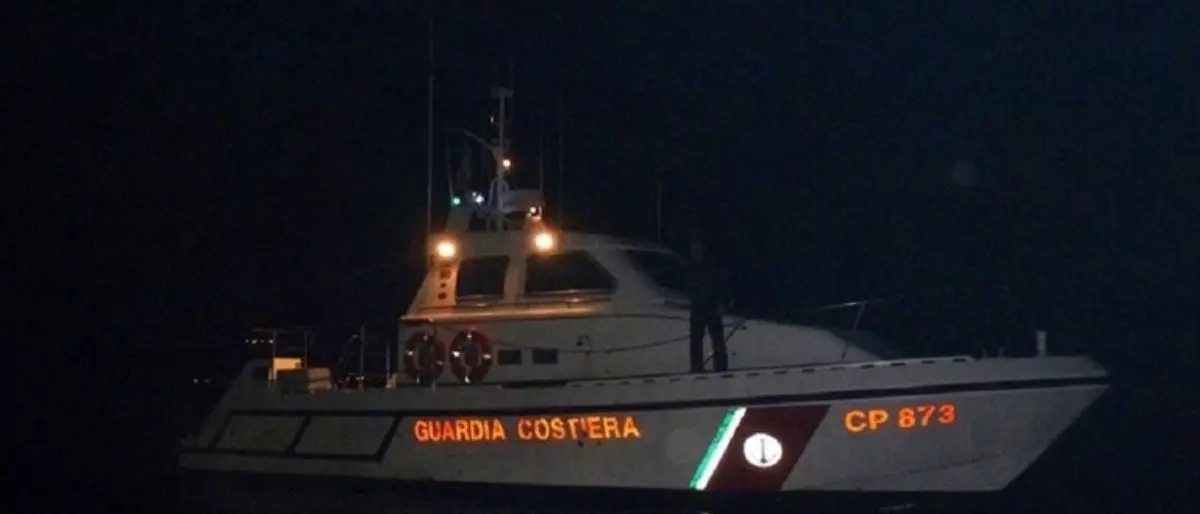 Barca di schianta sugli scogli nel nord Sardegna, 2 morti e 2 feriti nelle acque della Maddalena