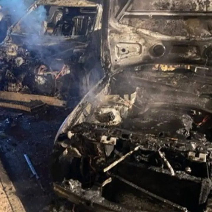 Incendio a Corigliano Rossano, due auto in fiamme nella notte: non si esclude la matrice dolosa