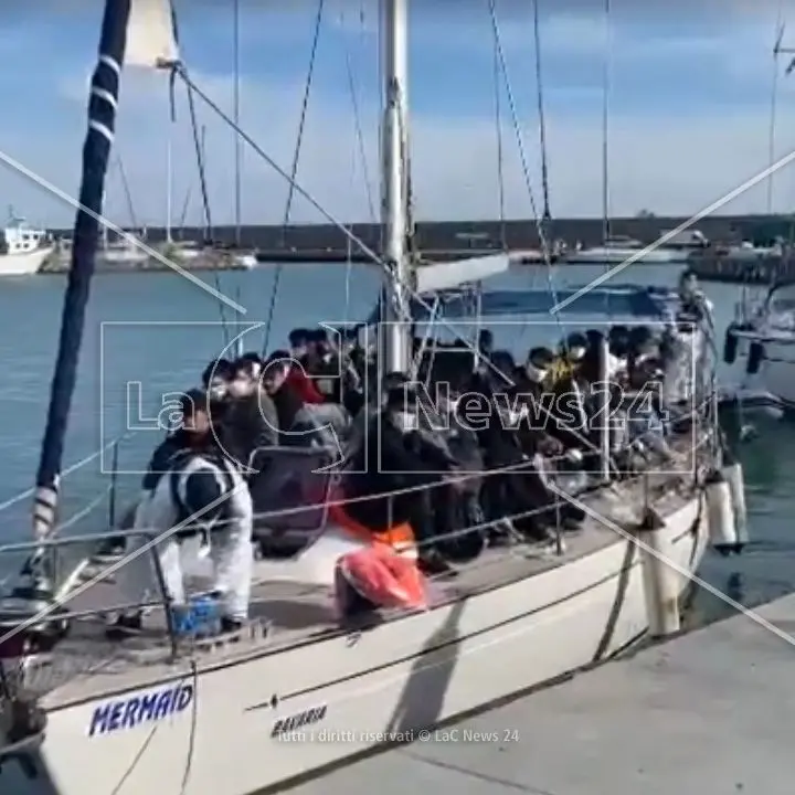 Migranti, a Crotone due sbarchi in poche ore: soccorse 161 persone in totale