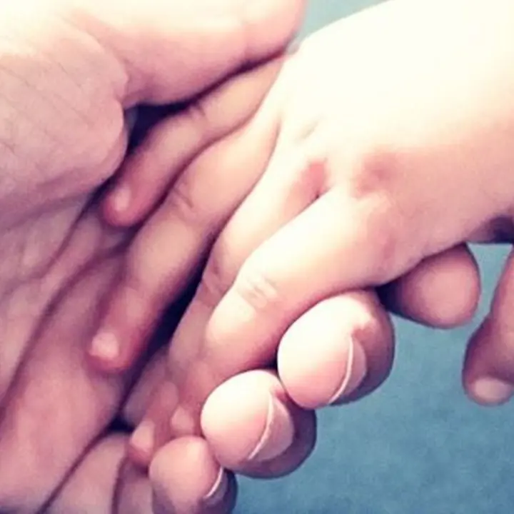 Bimbo in arresto cardiaco, la corsa disperata in ospedale e il ritorno alla vita: «È un miracolo di Natale»