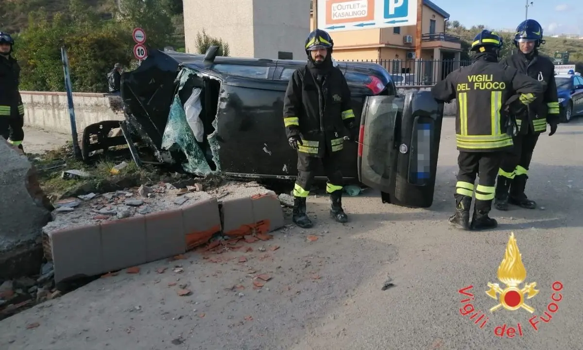 Catanzaro, auto impatta contro un muretto e si ribalta: ferito il conducente