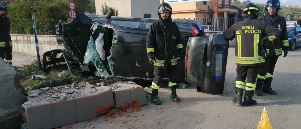 Catanzaro, auto impatta contro un muretto e si ribalta: ferito il conducente