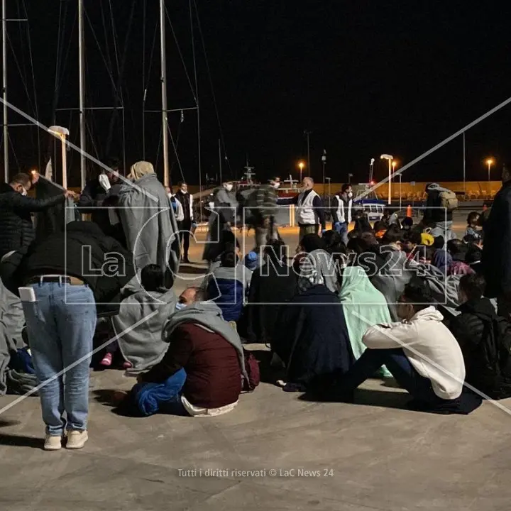 Migranti, riprendono gli sbarchi nella Locride: 105 persone arrivate a Roccella