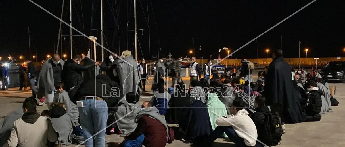 Migranti, riprendono gli sbarchi nella Locride: 105 persone arrivate a Roccella