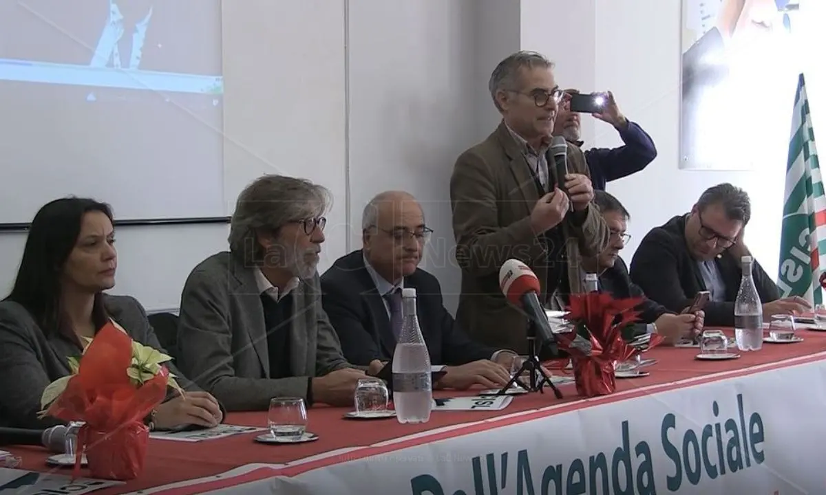 A Lamezia l’assemblea Cisl, Russo: «Luci e ombre, collaborare col governo per migliorarla»