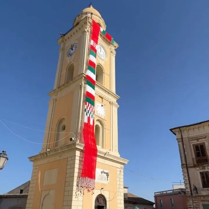 Il campanile di Corigliano-Rossano si veste a festa con una sciarpa all’uncinetto lunga 26 metri