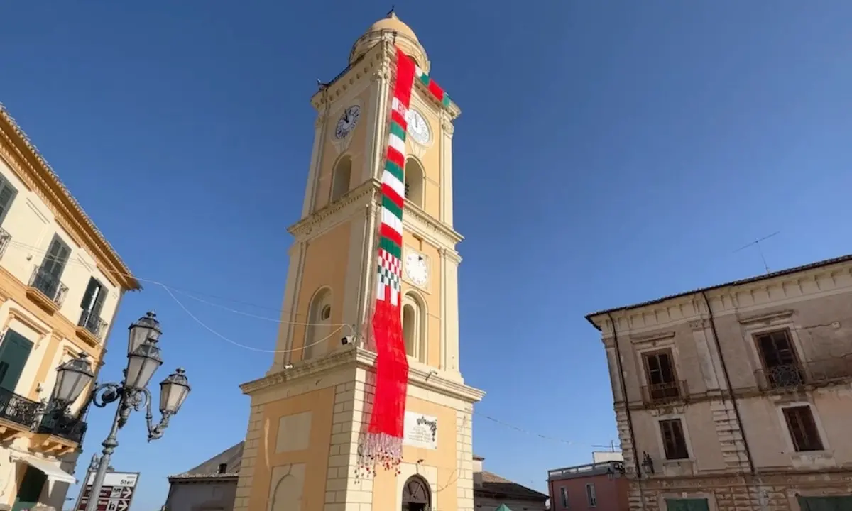 Il campanile di Corigliano-Rossano si veste a festa con una sciarpa all’uncinetto lunga 26 metri