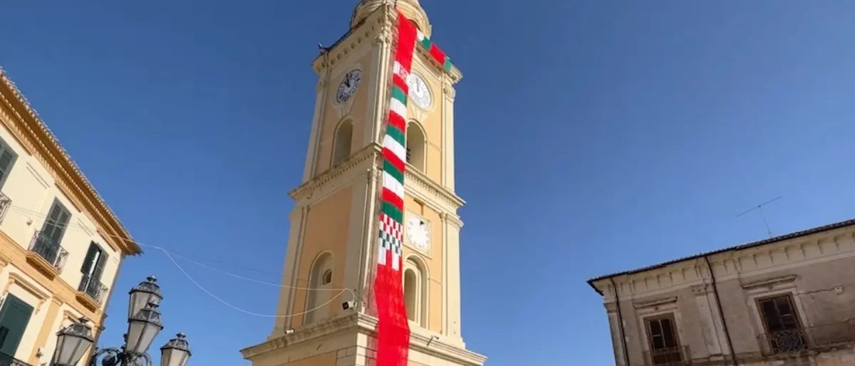 Il campanile di Corigliano-Rossano si veste a festa con una sciarpa all’uncinetto lunga 26 metri