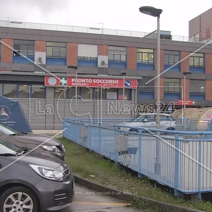 Ospedale di Cosenza, quattro medici del pronto soccorso con le valigie in mano