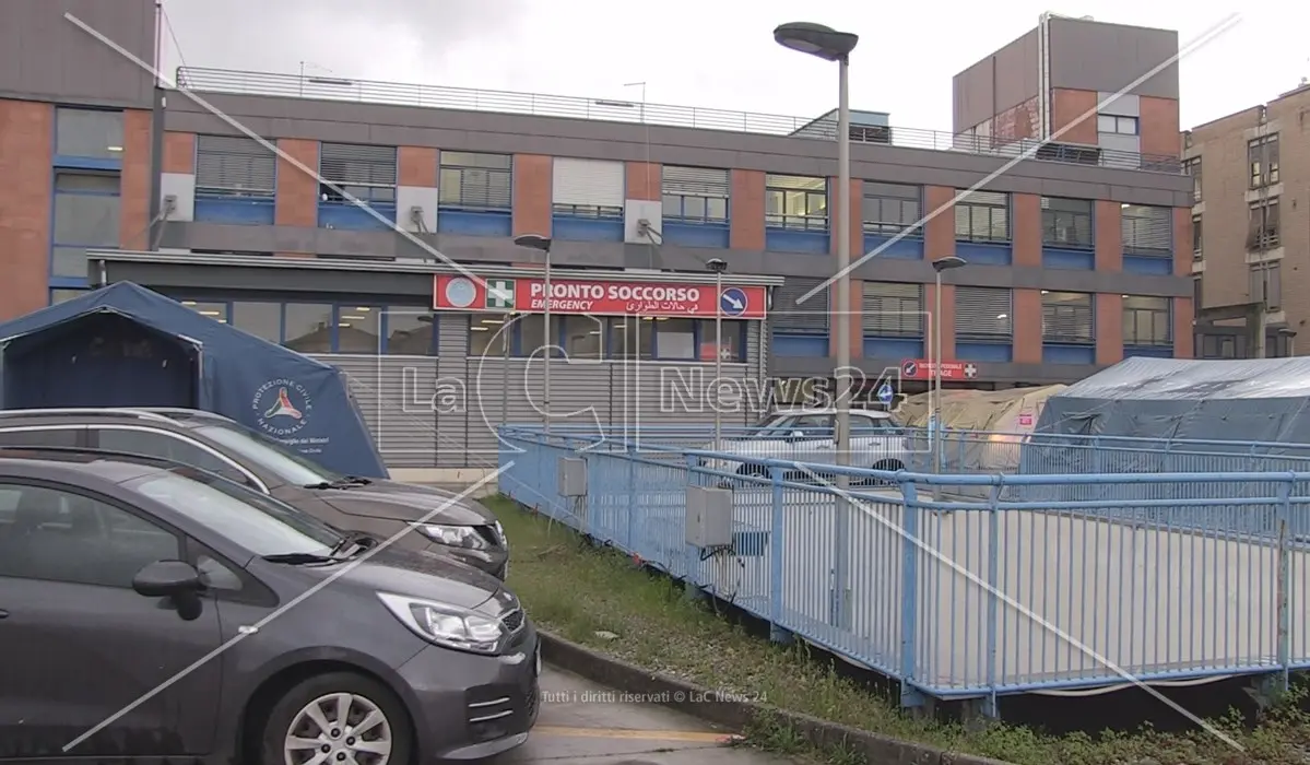 Ospedale di Cosenza, quattro medici del pronto soccorso con le valigie in mano