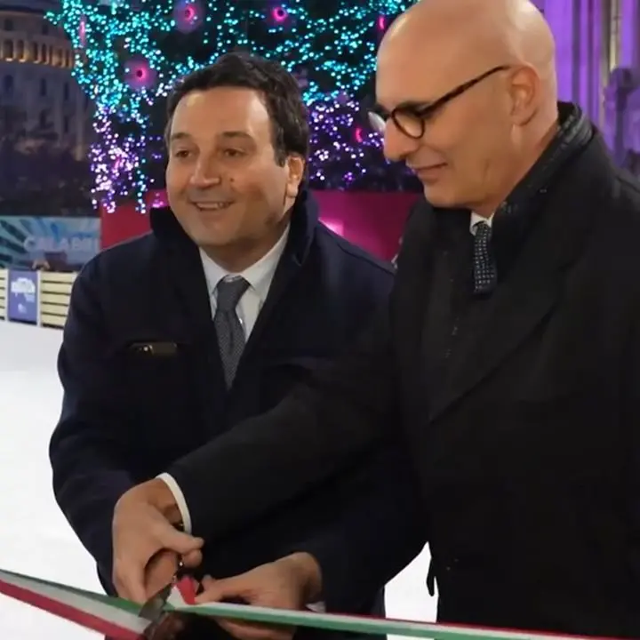 La Calabria investe 2,6 milioni per il Natale di Milano, Comuni calabresi arrabbiati: «E noi?»