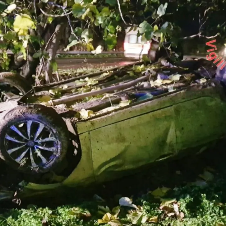 Incidente all’alba a Sellia Marina, auto finisce fuori strada: feriti tre ragazzi