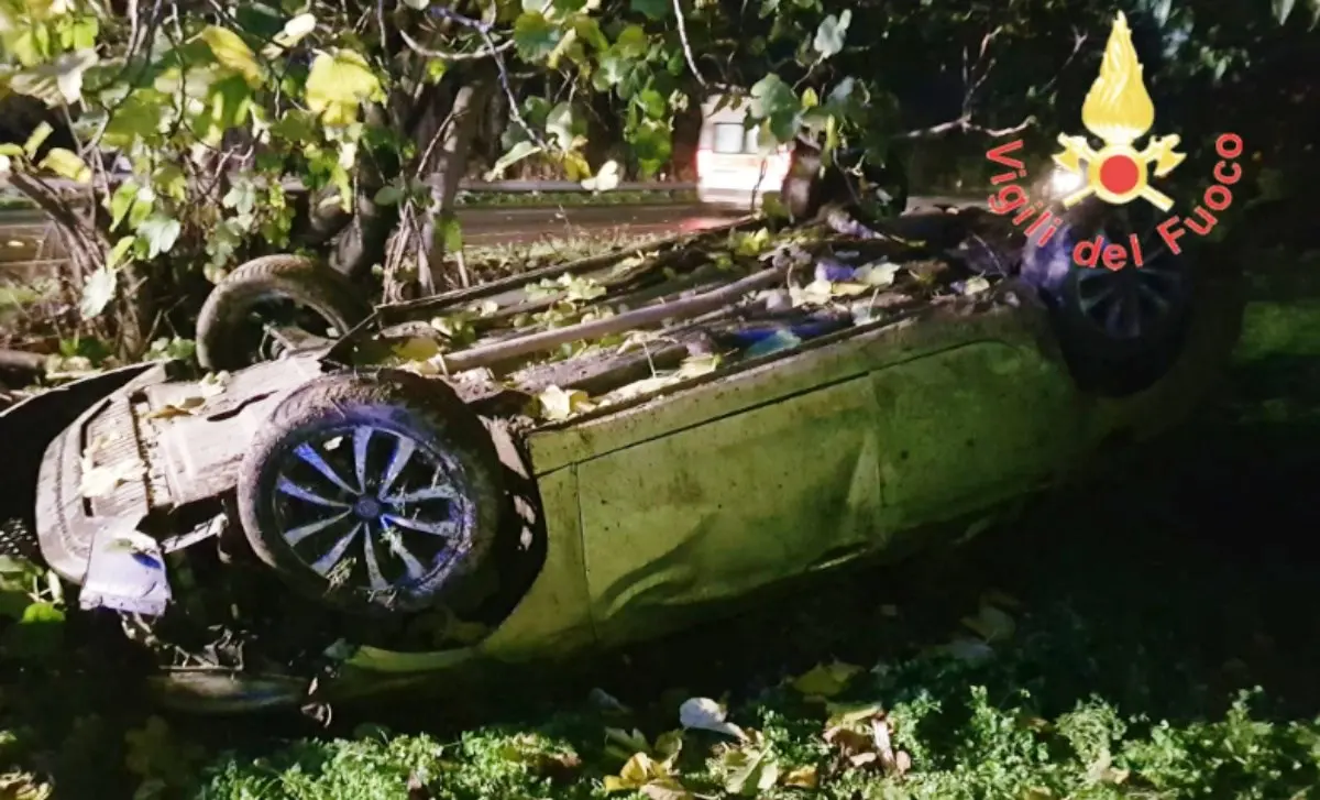 Incidente all’alba a Sellia Marina, auto finisce fuori strada: feriti tre ragazzi