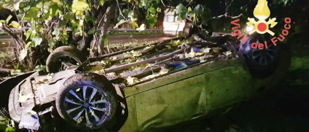 Incidente all’alba a Sellia Marina, auto finisce fuori strada: feriti tre ragazzi