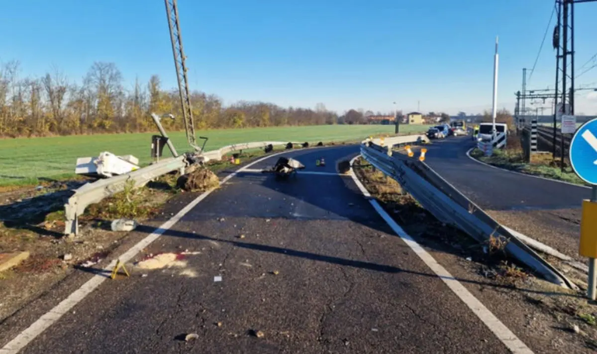 In 7 in fuga dai carabinieri si schiantano con l’auto: morti 3 giovani tra cui un 15enne