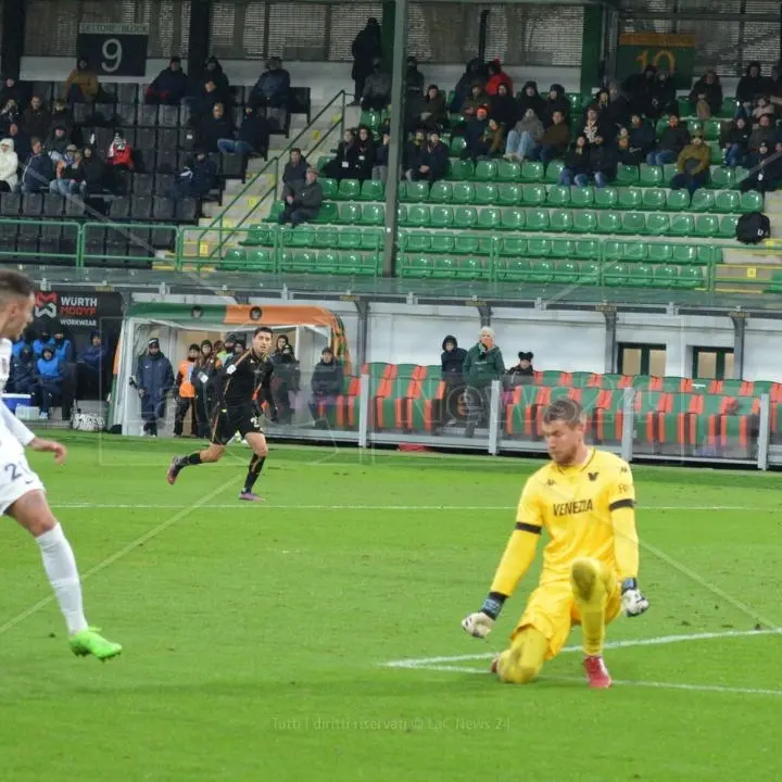 Serie B, il Cosenza imbarca acqua in Laguna: il Venezia vince 2 a 0