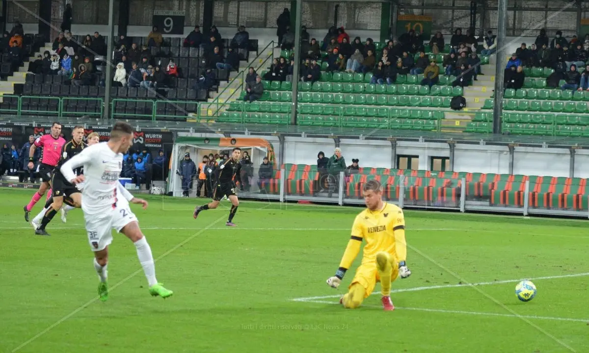 Serie B, il Cosenza imbarca acqua in Laguna: il Venezia vince 2 a 0