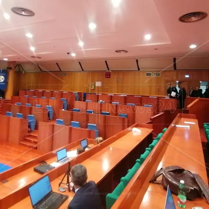 Edilizia residenziale pubblica, disco verde alla regolarizzazione delle occupazioni senza titolo degli alloggi