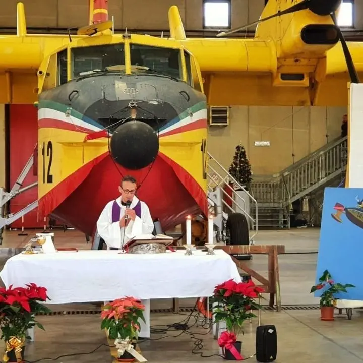 Lamezia, un canadair sull’altare: i vigili del fuoco ricordano i colleghi morti sull’Etna