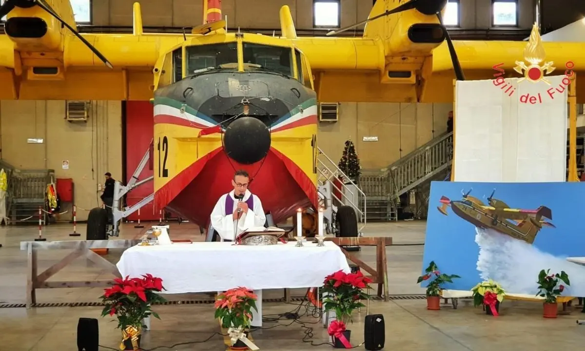 Lamezia, un canadair sull’altare: i vigili del fuoco ricordano i colleghi morti sull’Etna