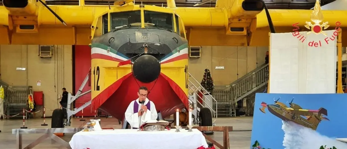 Lamezia, un canadair sull’altare: i vigili del fuoco ricordano i colleghi morti sull’Etna