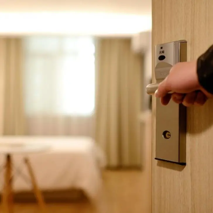 Propongono sul web hotel inesistenti e truffano oltre 200 turisti: arrestati