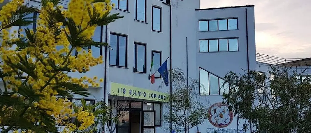 Cetraro, sul bus della gita manca la rampa per disabili: Anna non può partecipare e il preside la annulla