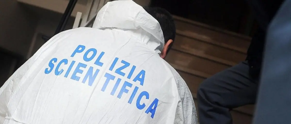 Nudo e avvolto da luci natalizie, anziano trovato morto a Cesena: indagini in corso