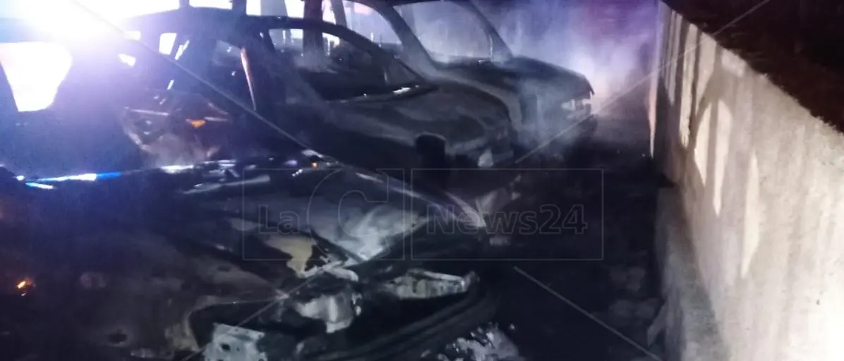 Incendi nel Catanzarese, le fiamme distruggono tre auto a Satriano: trovate tracce di liquido infiammabile