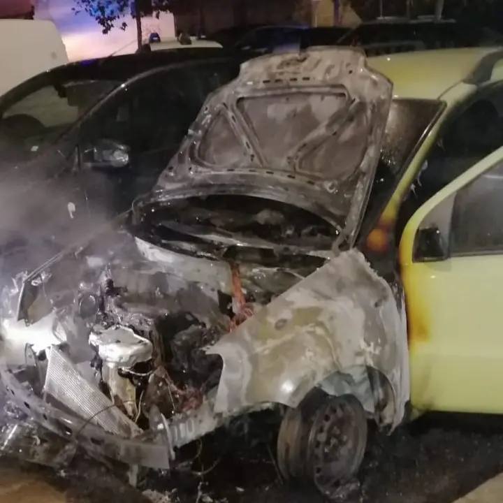 Corigliano Rossano, ancora un’auto in fiamme nel cuore della notte