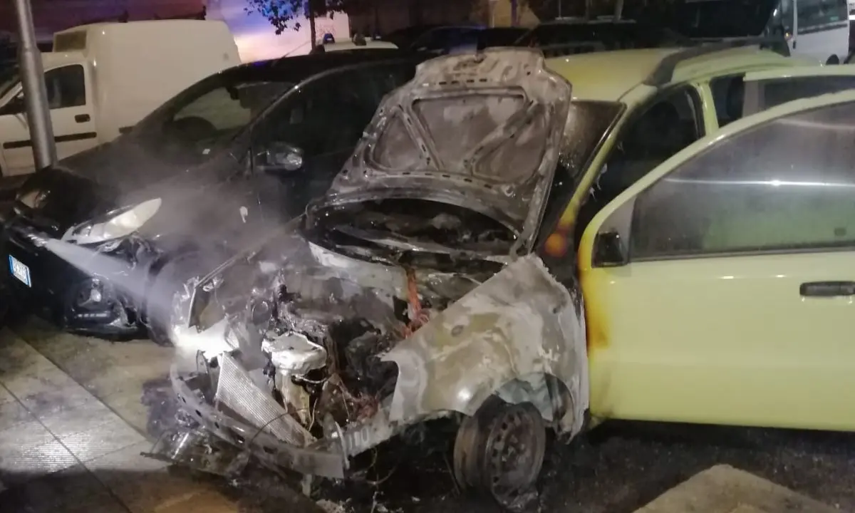 Corigliano Rossano, ancora un’auto in fiamme nel cuore della notte