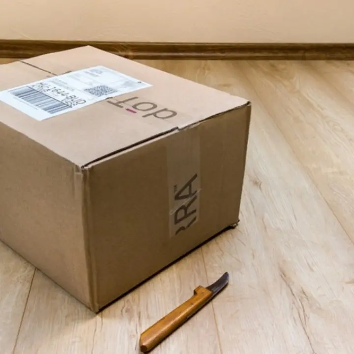 Truffe di Natale, la polizia avverte: «Attenzione ai messaggi su pacchi in giacenza»