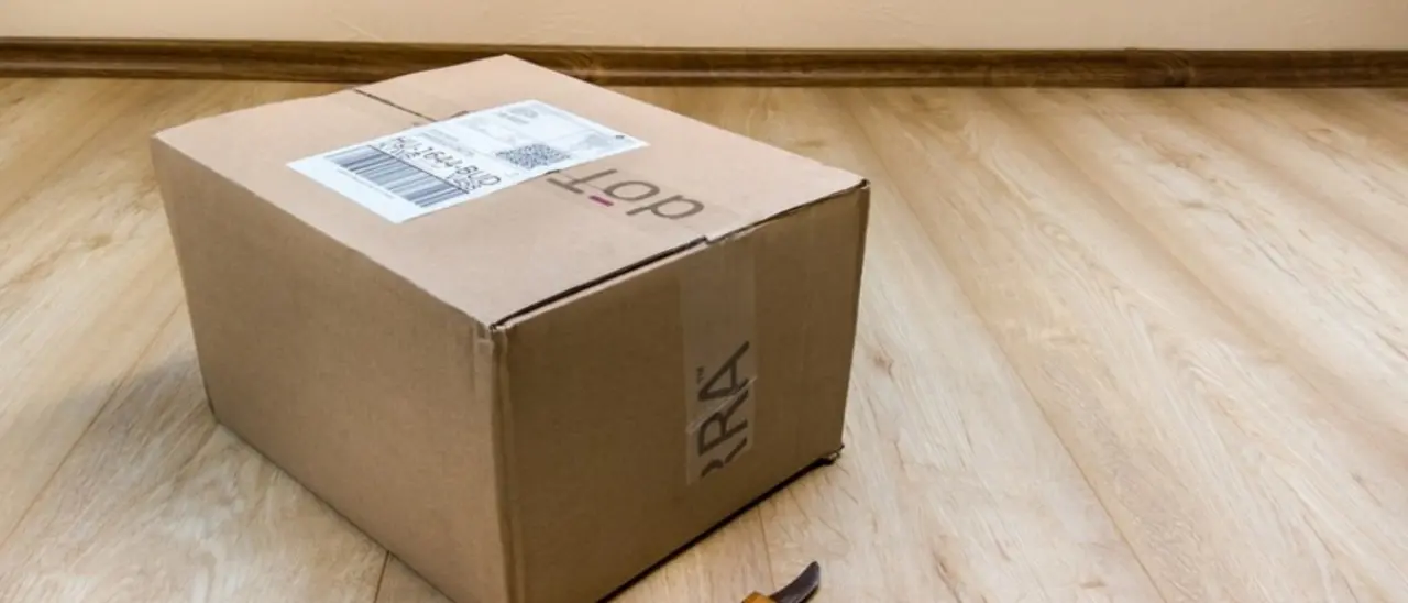 Truffe di Natale, la polizia avverte: «Attenzione ai messaggi su pacchi in giacenza»