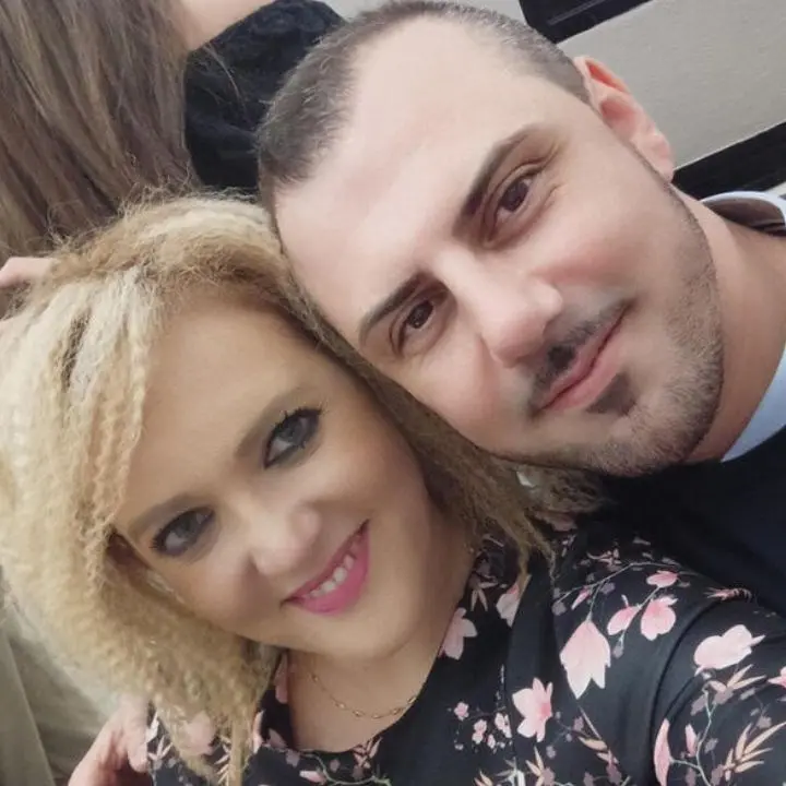 Uccide la compagna a coltellate e poi si suicida, l’uomo aveva annunciato il gesto su Facebook