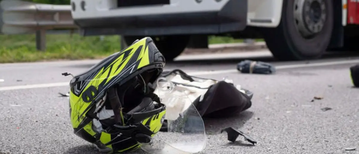 Drammatico incidente a Roma, scooter si scontra con un camion: morti due 18enni