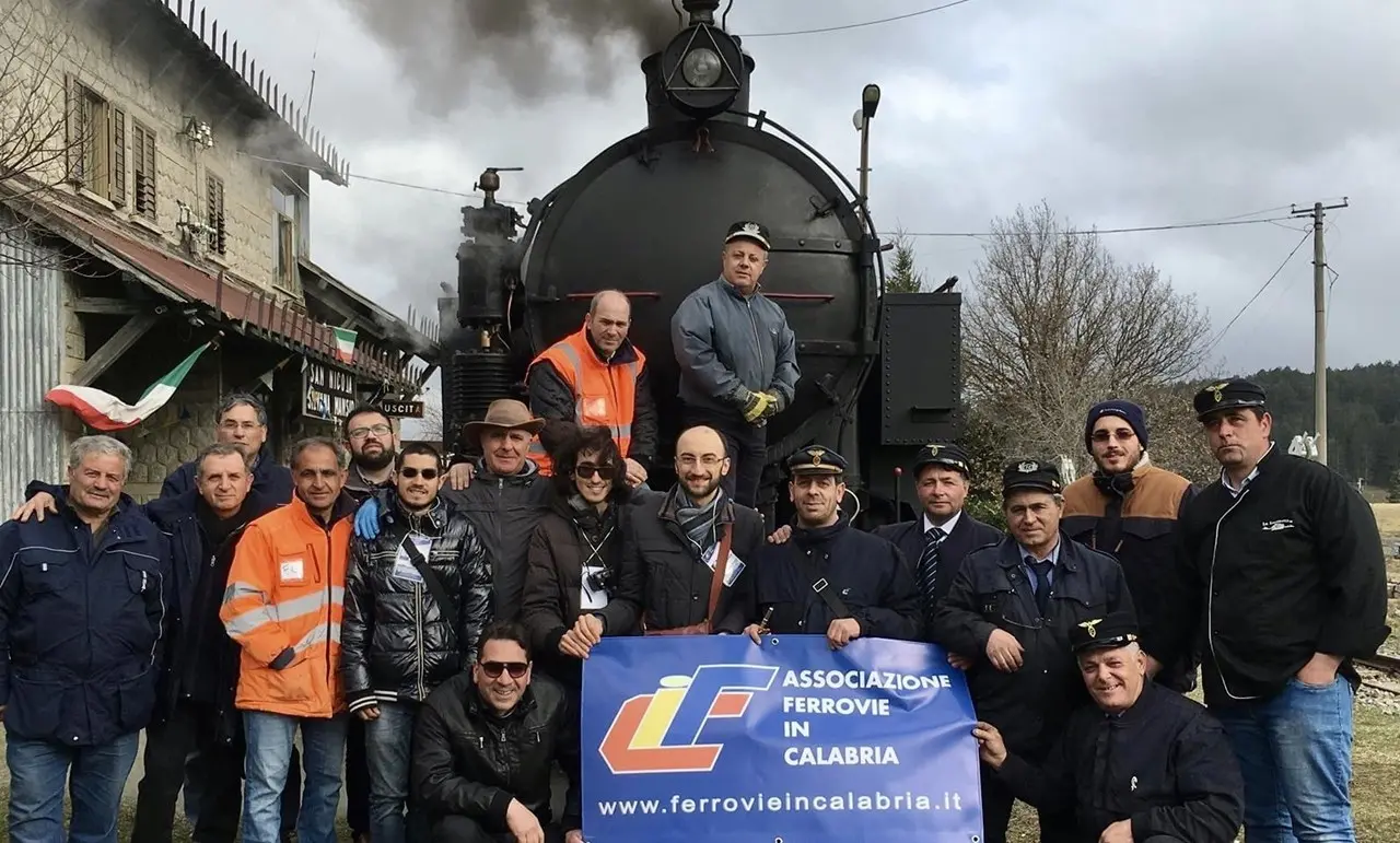 Dieci anni di Ferrovie in Calabria, l’Associazione dei ragazzi innamorati di treni e rotaie