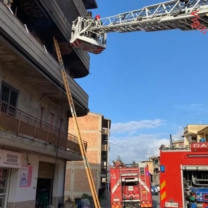 Rosarno, incendio in un appartamento di un condominio: inquilini messi in salvo dai pompieri
