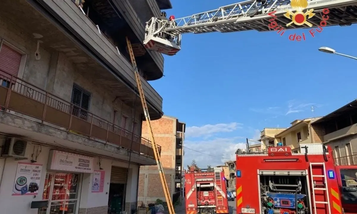 Rosarno, incendio in un appartamento di un condominio: inquilini messi in salvo dai pompieri