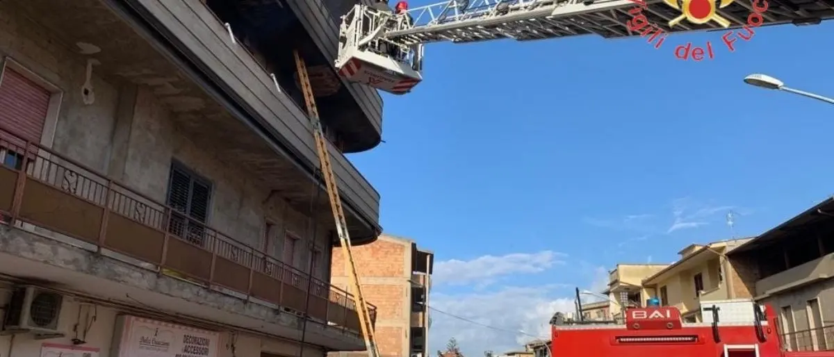 Rosarno, incendio in un appartamento di un condominio: inquilini messi in salvo dai pompieri