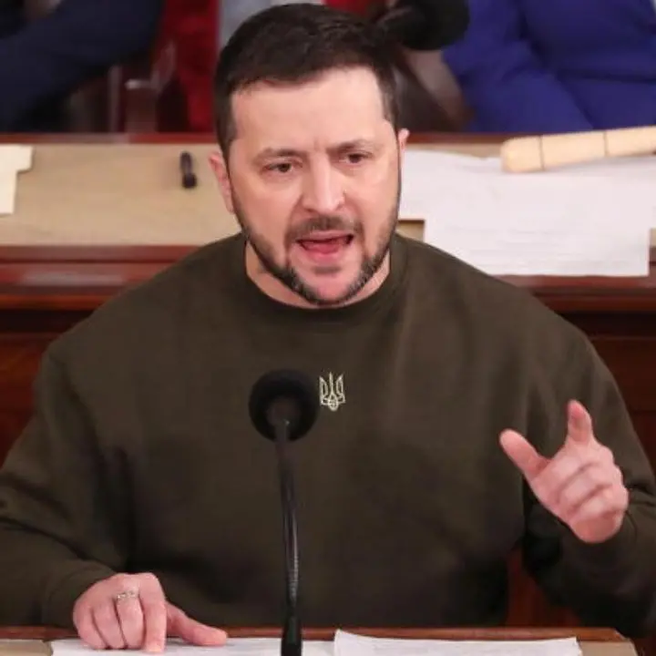 Pioggia di applausi per Zelensky al Congresso Usa: «L‘Ucraina è viva e combatte, non ci arrenderemo mai»