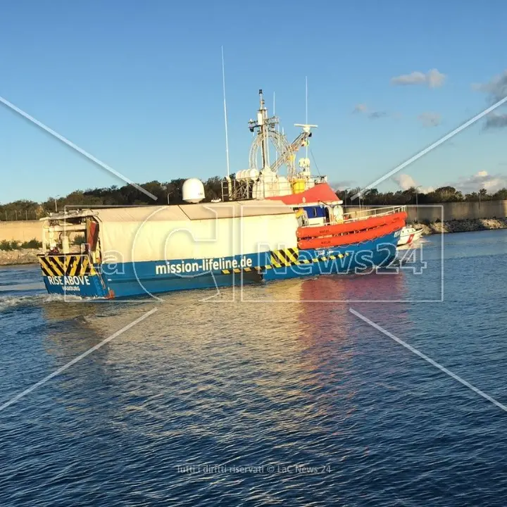 Migranti, la nave Rise Above è arrivata al porto di Gioia Tauro: a bordo 27 siriani