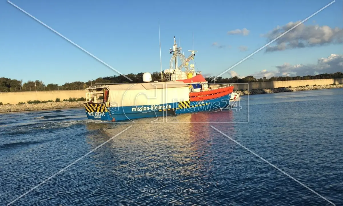 Migranti, la nave Rise Above è arrivata al porto di Gioia Tauro: a bordo 27 siriani