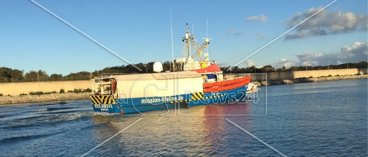 Migranti, la nave Rise Above è arrivata al porto di Gioia Tauro: a bordo 27 siriani