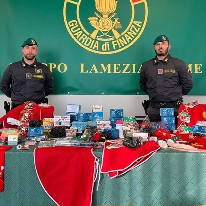 Lamezia, sequestrati addobbi natalizi e articoli per la casa non sicuri per oltre 200mila euro